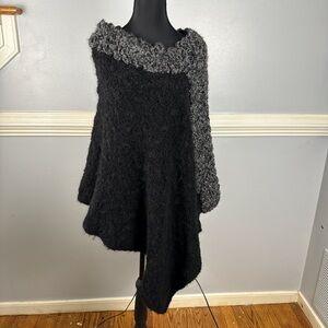 Cozy Two-Tone Black & Gray Knit Poncho/cape 100% Baby Alpaca Very nice